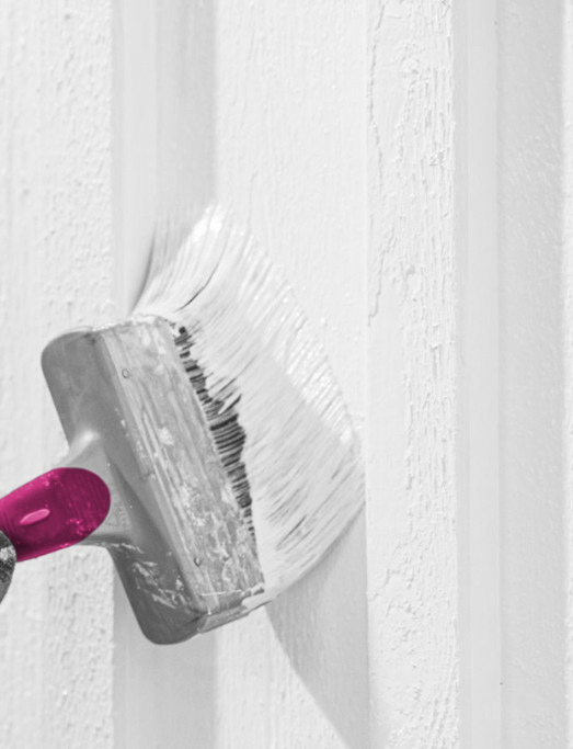 pensel med färg träfasad